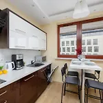 Modern In The Center Of By Renters Apartmán *